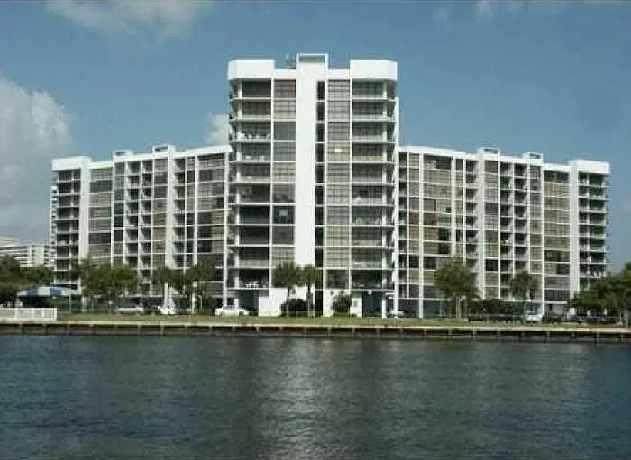 1000 Parkview Dr