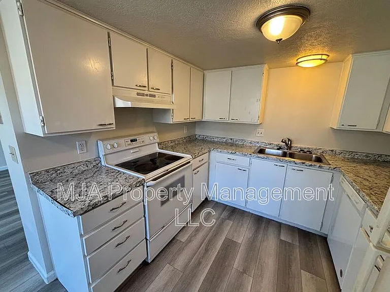 1817 E Vine St — Photo 6