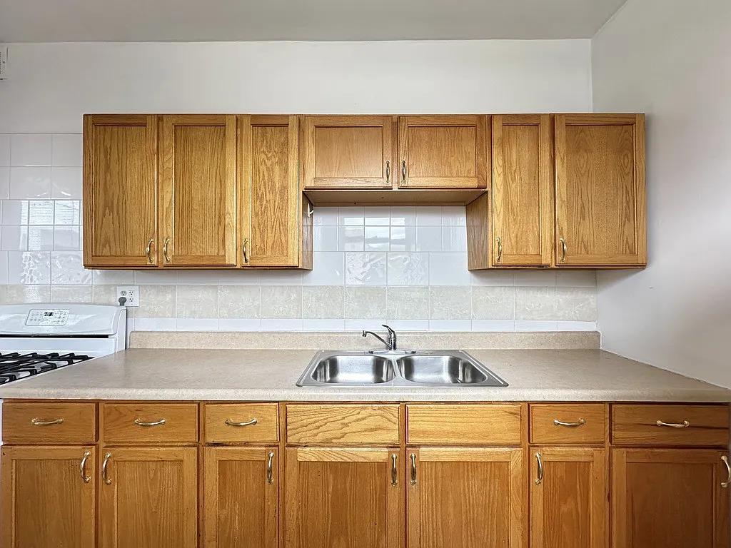 Appealing 2 Bed, 1 Bath at Pratt + Clark (Rogers Park) — Photo 4
