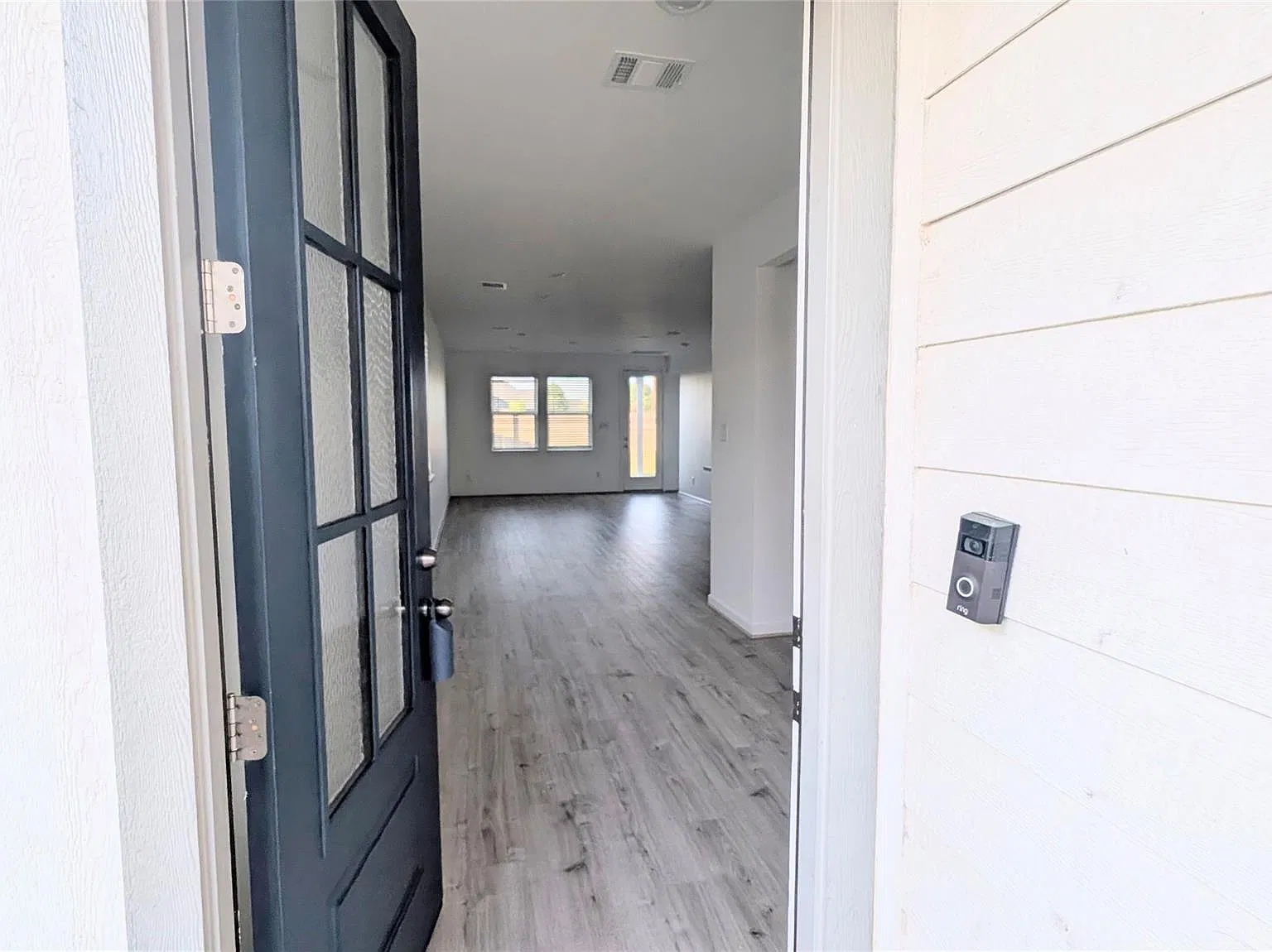 4 bed, 2.5 bath, 2041 sqft, $2,700 — Photo 2