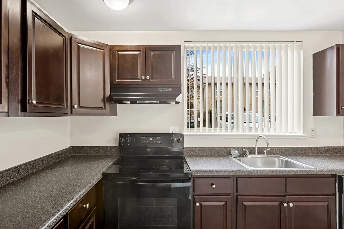 Building Photo - Maplewood Villas