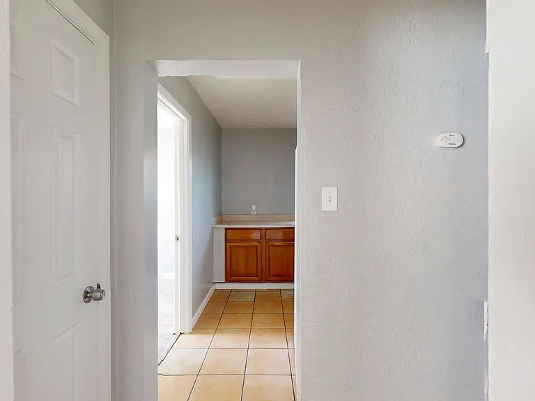 6625 Bancroft Ave — Photo 20