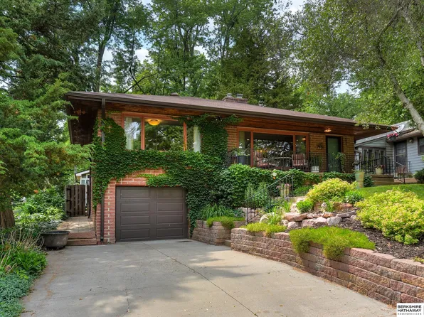 906 S 67th St, Omaha, NE 68106