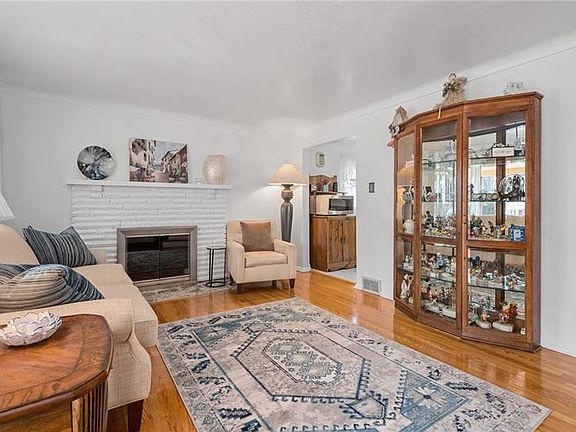 4th image of 110 N Park St