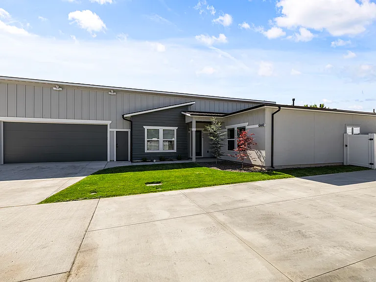 10494 W Shields Ave — Photo 2