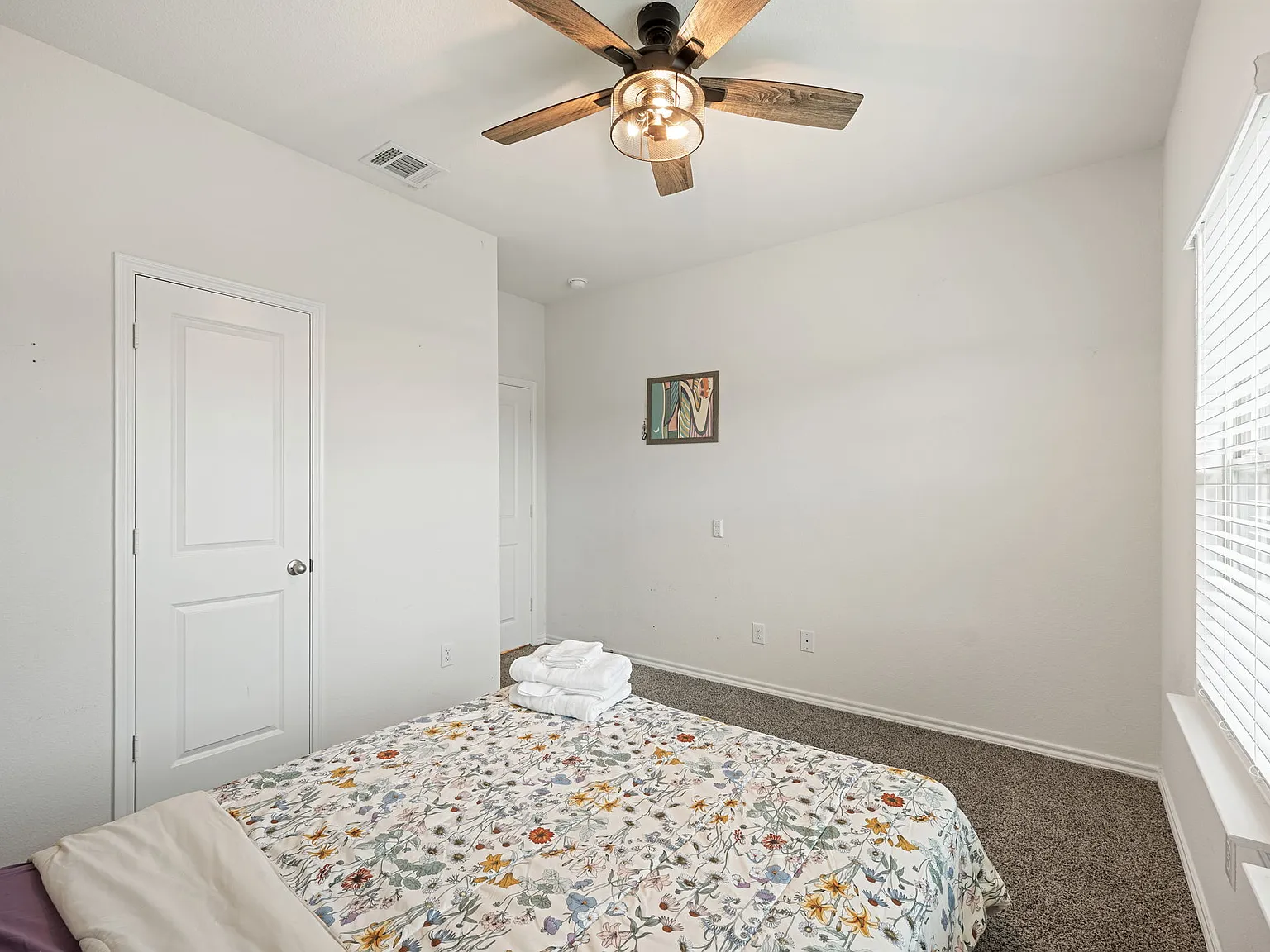 4 bed, 2362 sqft, $4,900 — Photo 4