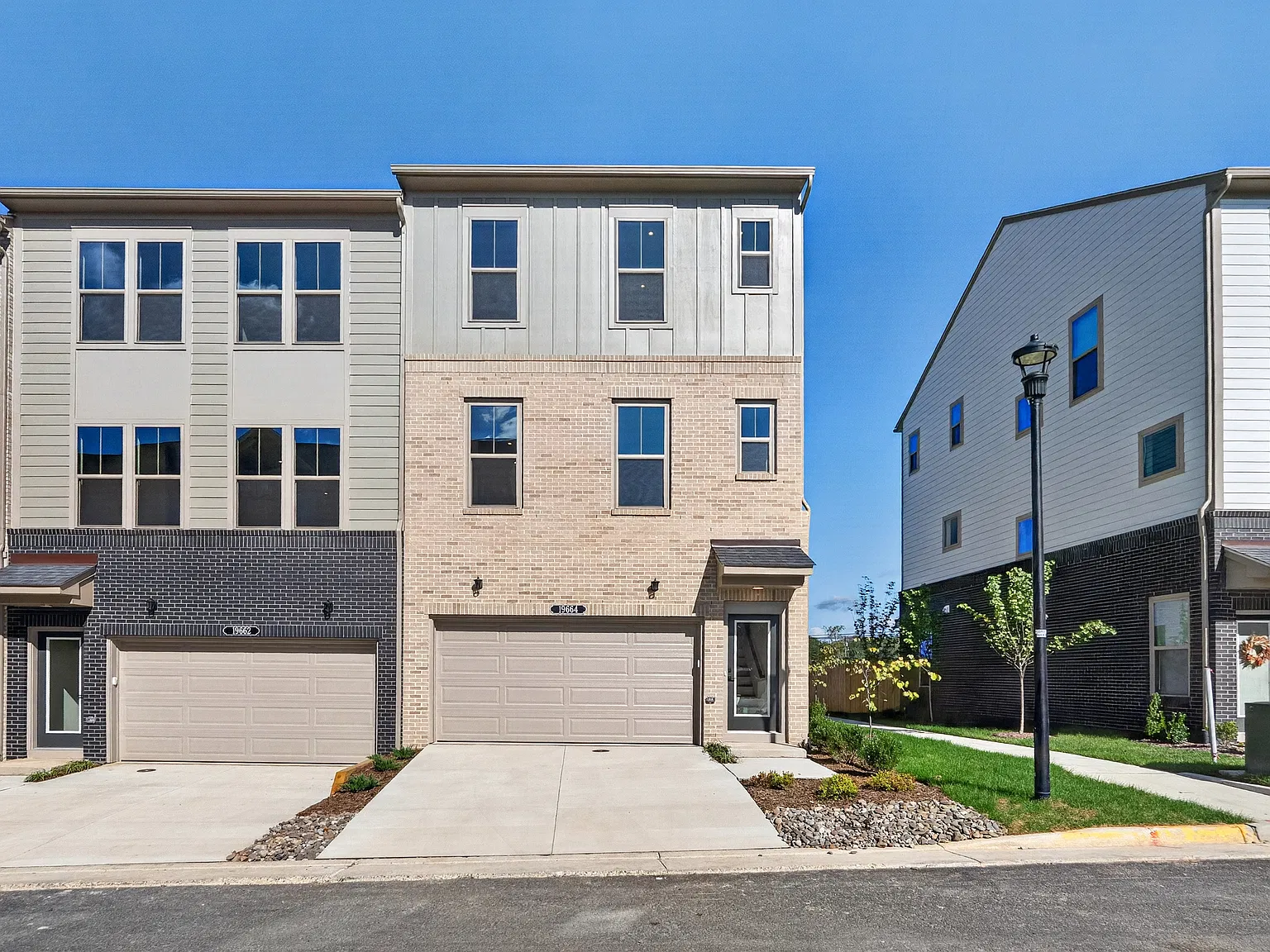 4 bed, 3.5 bath, 2198 sqft, $4,595 — Photo 3