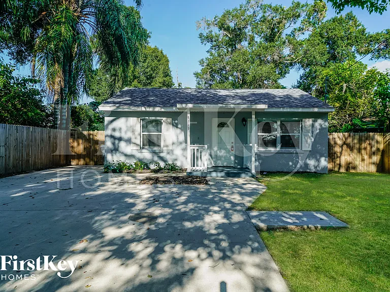 6809 N Sterling Ave — Photo 1