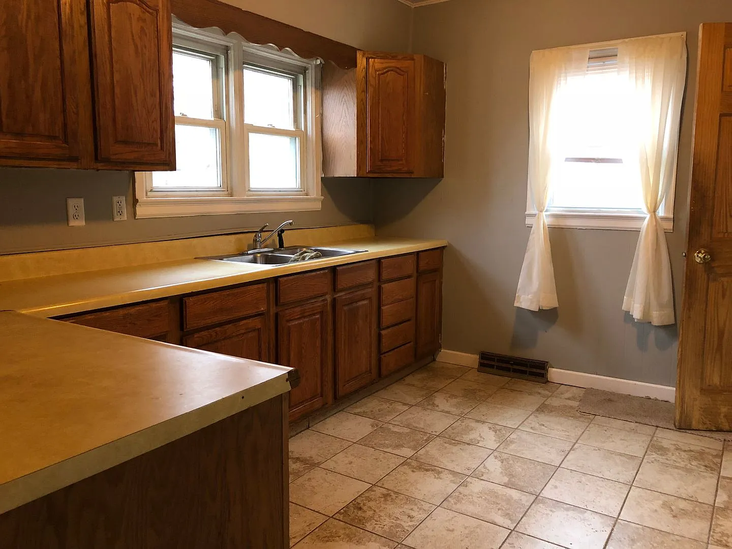 3 Bedroom, 1 Bath Single Family Home located at 917 Kern St Waterloo, IA — Photo 2