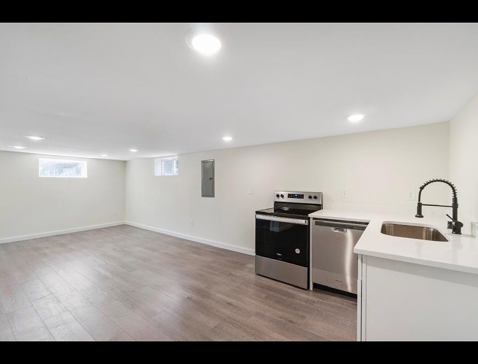 kitchen/ dining/ living room
