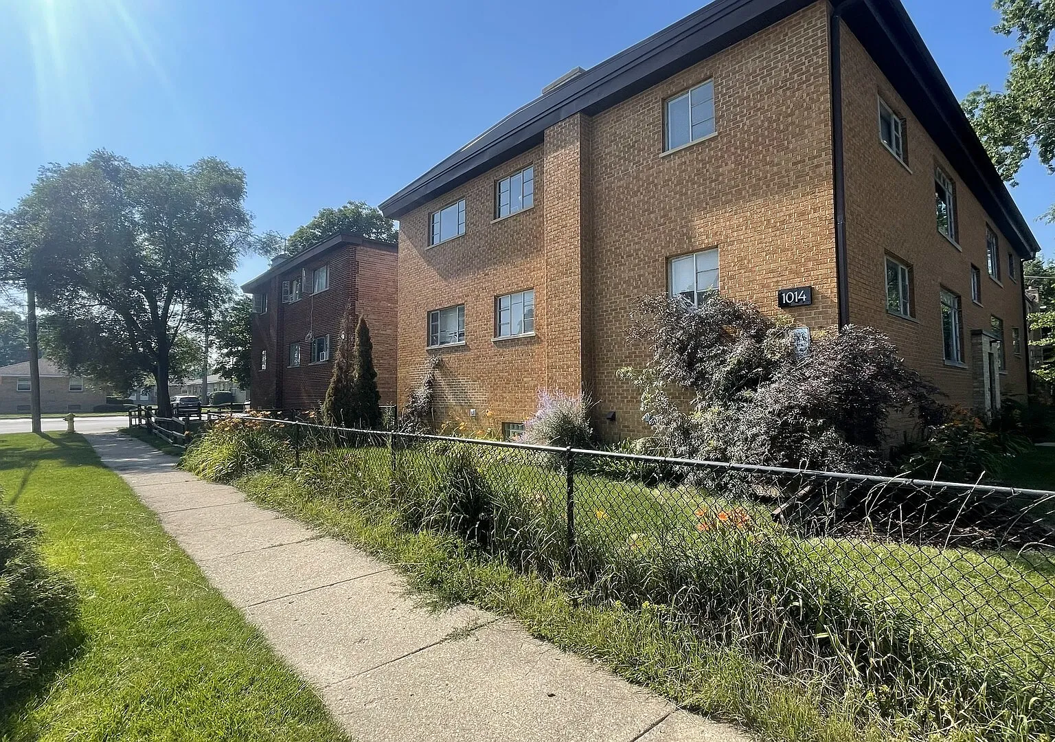 3 bed, 1200 sqft, $1,600 — Photo 1