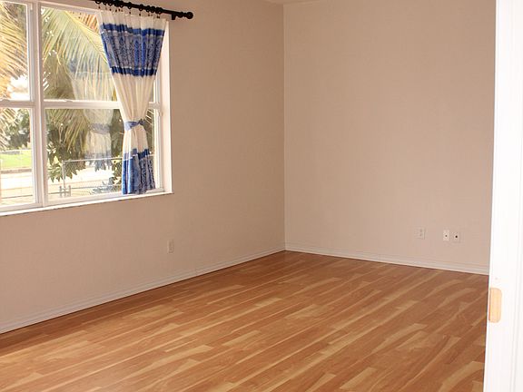 4th image of 427 SE 9th Ave