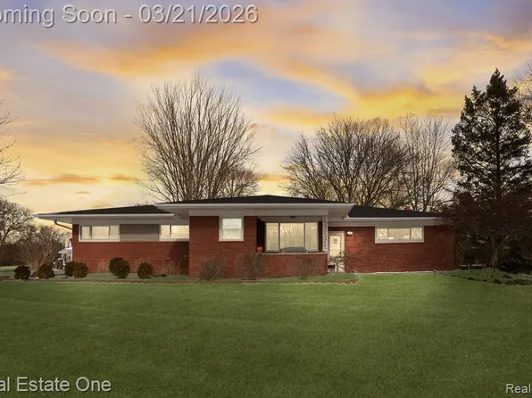 395 Wimpole Dr, Rochester Hills, MI 48309