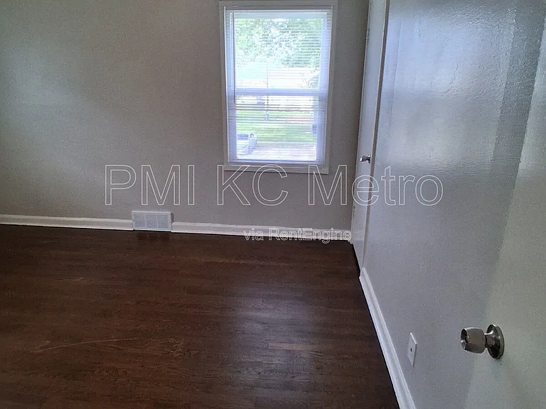9548 Charlotte St — Photo 18