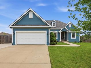 907 Hemlock St, Paola, KS 66071
