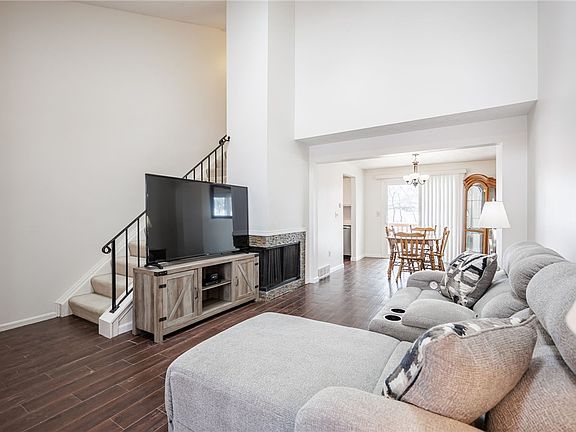 5th image of 7 Old Pine Ln