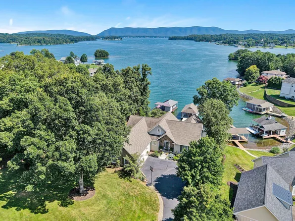 127 Pacific Ave, Moneta, VA 24121