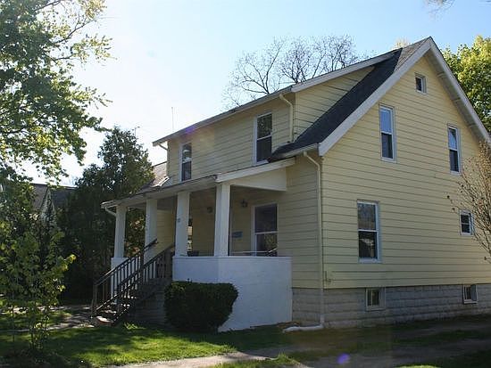 2nd image of 922 Woodlawn Ave