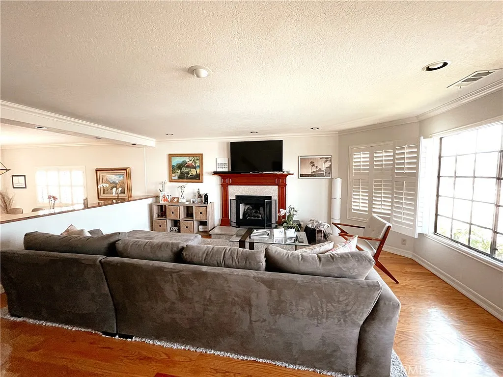 3 bed, 1981 sqft, $6,400 — Photo 4