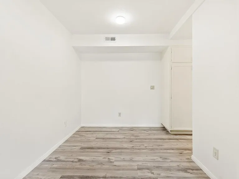 1040 E Washington Ave — Photo 15