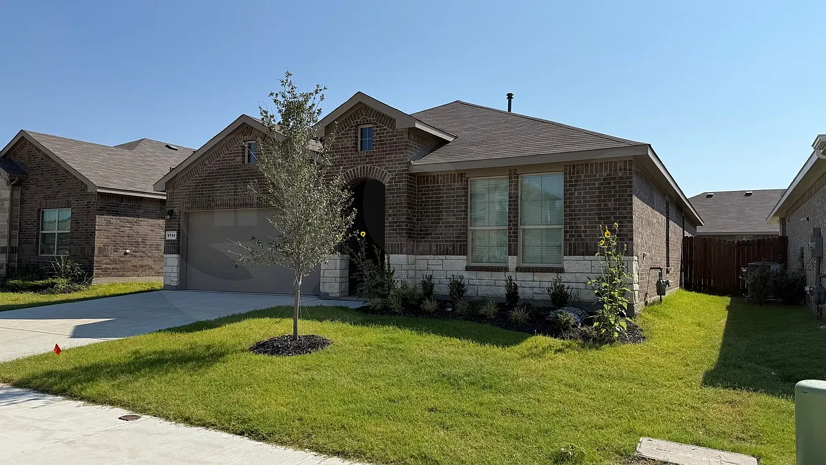 4 bed, 2.5 bath, 2033 sqft, $2,179 — Photo 2