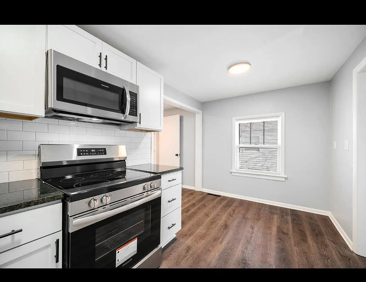 4 Bed 2 Bathroom With Garage! — Photo 3