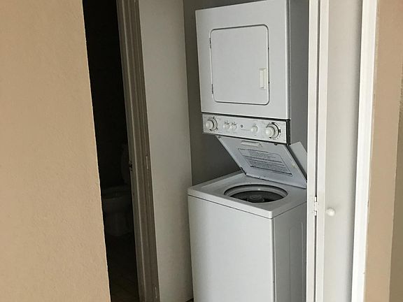 5th image of 2313 Beaumont Dr APT C