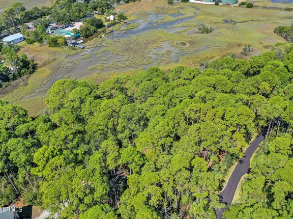 24 Lakeview Ln, Saint Helena Island, SC 29920