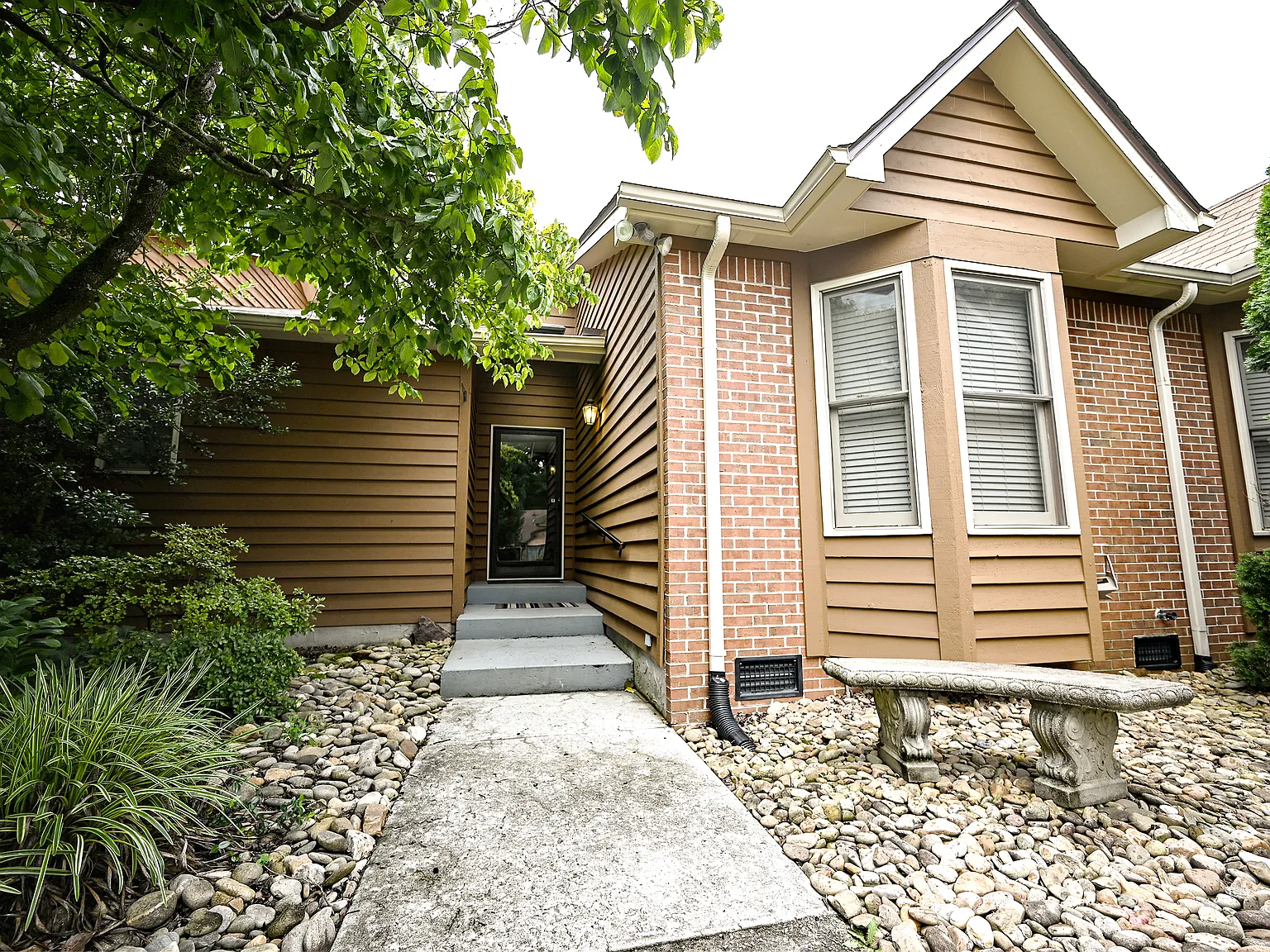 3 bed, 1896 sqft, $2,400 — Photo 1