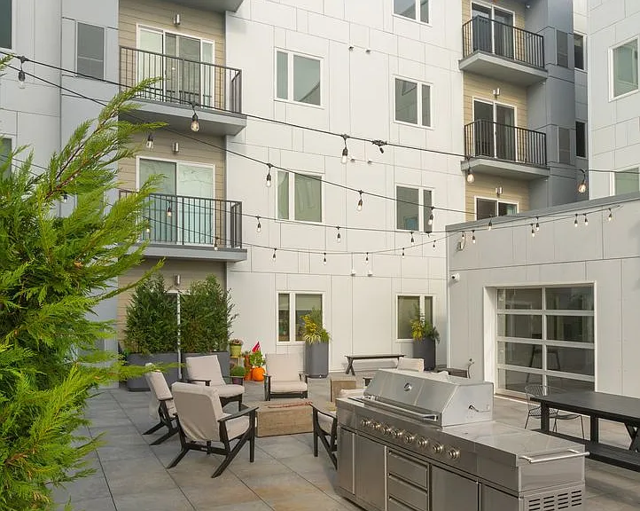 Graduate Pointe — Photo 211