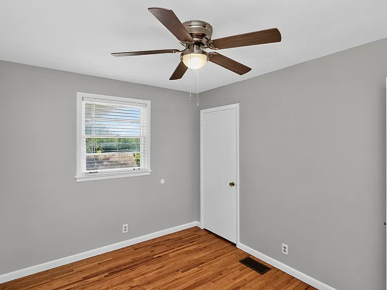 261 Eisenhower Dr — Photo 13