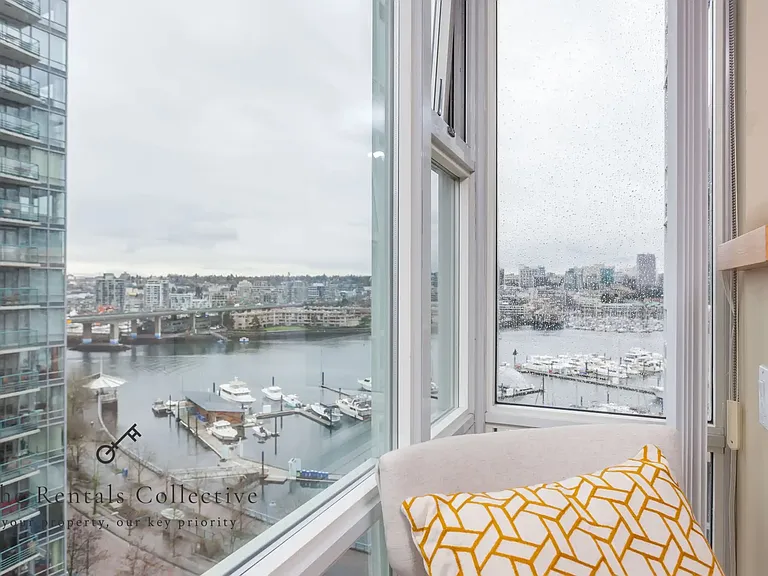 1077 Marinaside Cres #1207 — Photo 8