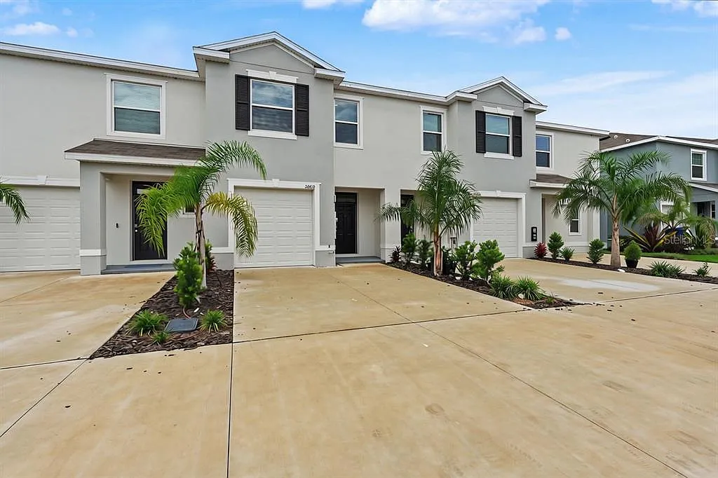 3 bed, 2.5 bath, 1673 sqft, $2,300 — Photo 2
