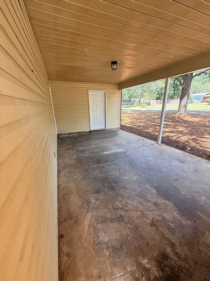 Renovated home on corner lot — Photo 2