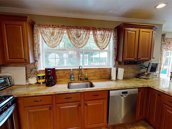 5th image of 94 Somerset Dr