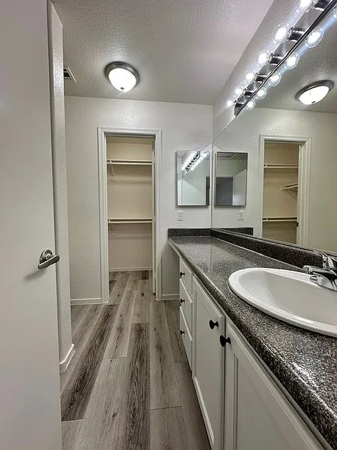 3 bed, 2.5 bath, 1200 sqft, $1,874 — Photo 4