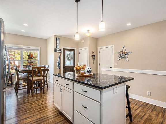 5th image of 702 Braeside Dr SE