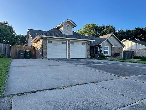 3rd image of 104 Bramble Bush Ln