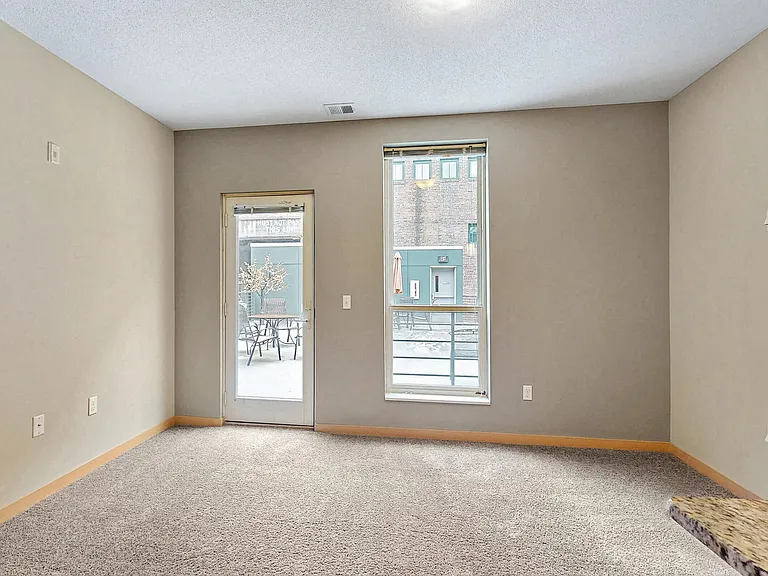 L14 Flats — Photo 41