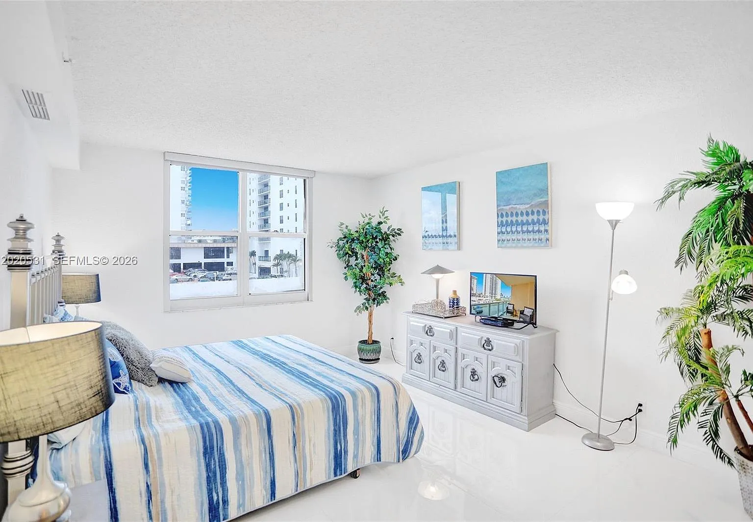 Wave Condo — Photo 1