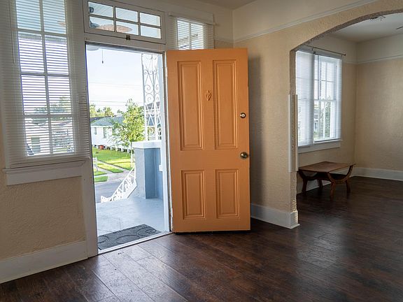 2nd image of 2559 Gladiolus St