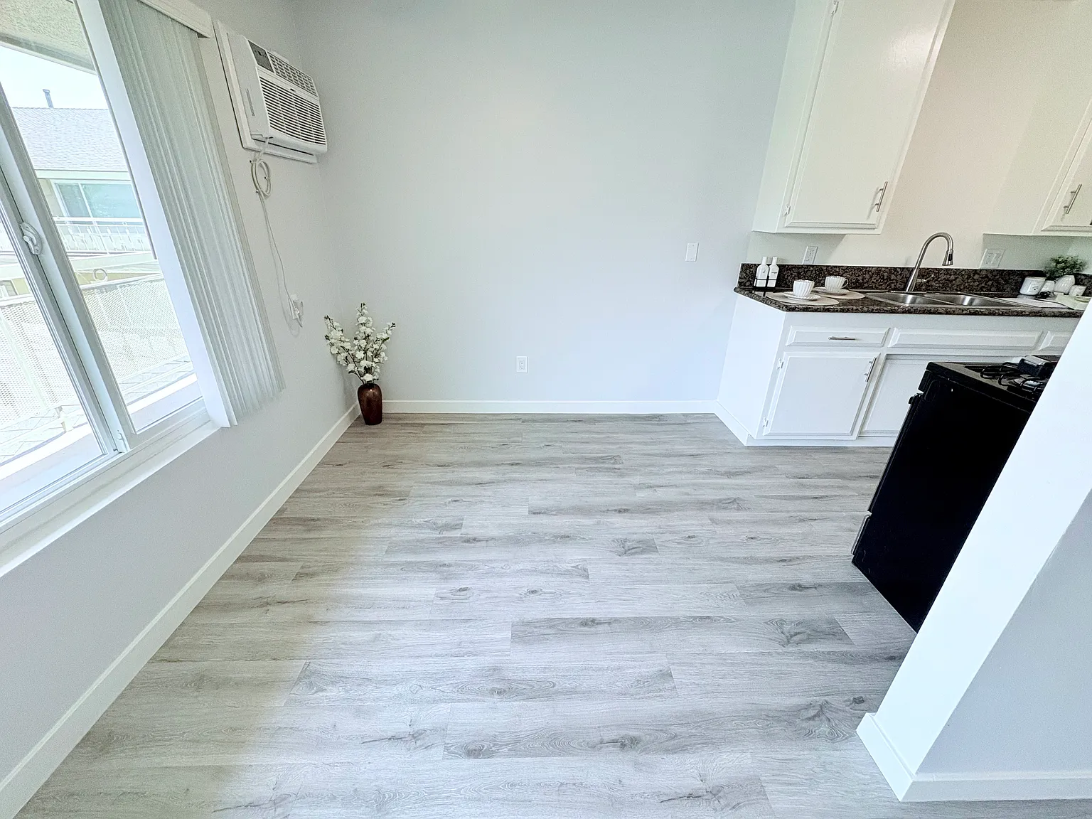 Los Olivos Apartments — Photo 4