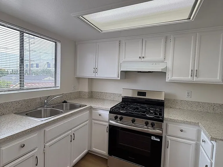 541 Ivy St — Photo 12
