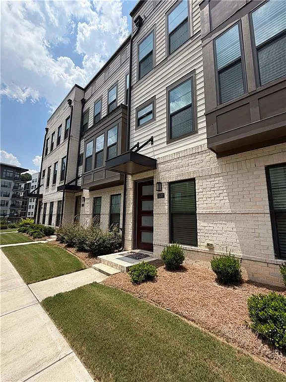 3 bed, 5.0 bath, 2200 sqft, $3,995 — Photo 2