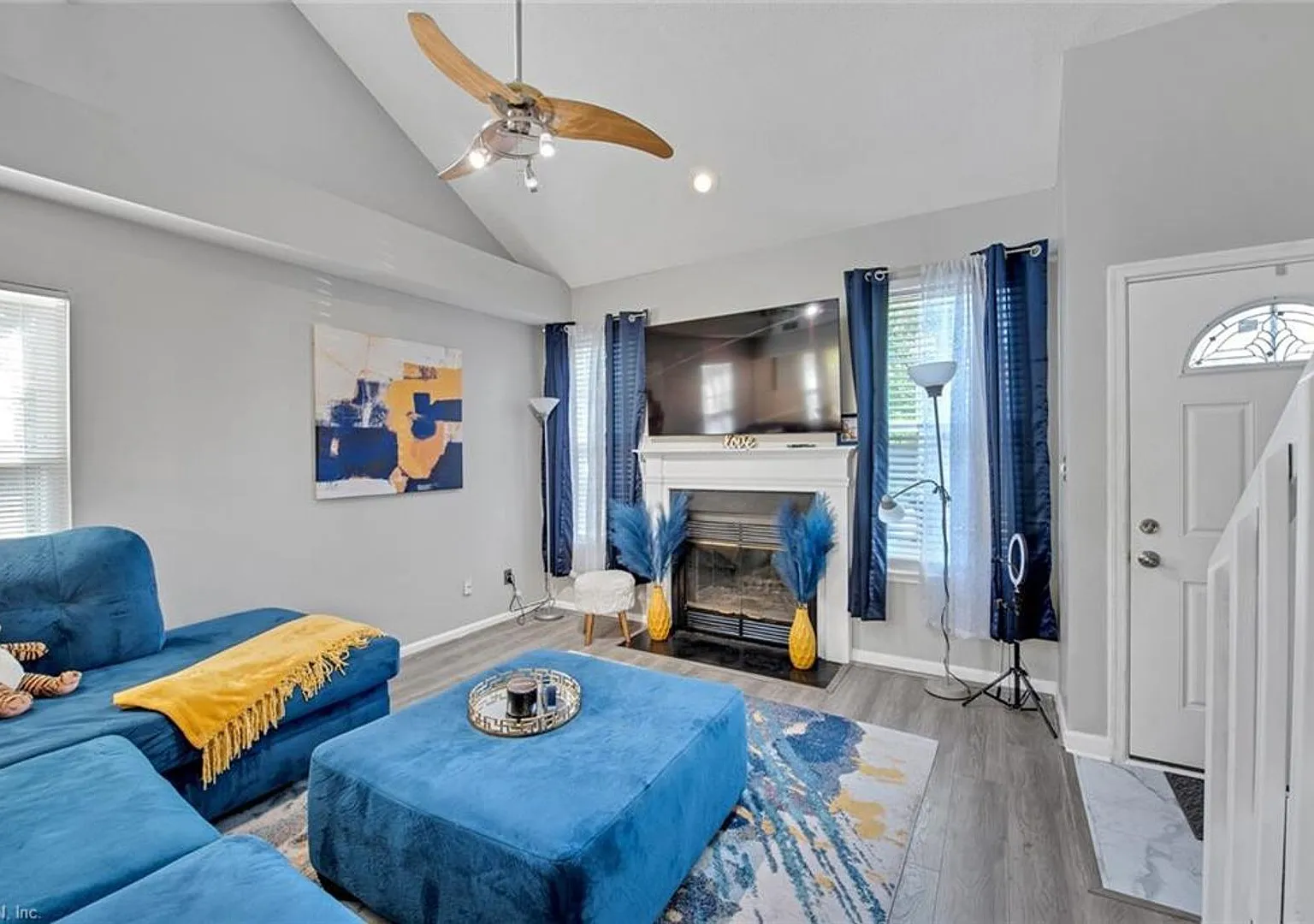 Beautiful 3-bed 2-bath Townhome — Photo 2