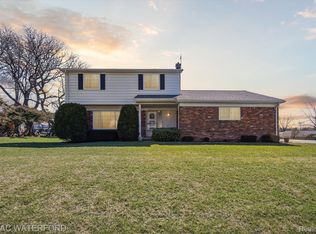 3052 Tina Marie Dr, Waterford, MI 48329