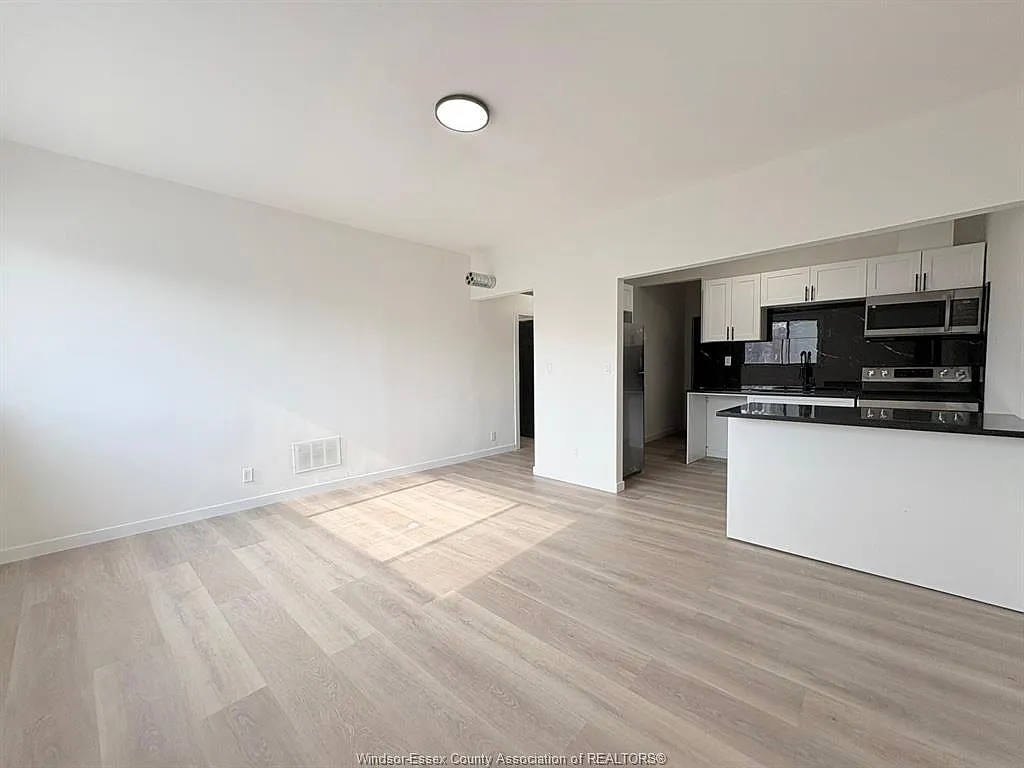 Building Photo - 1370 Wyandotte St E #1