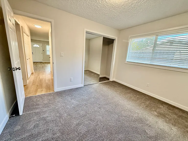 10919 SE 5th St — Photo 8