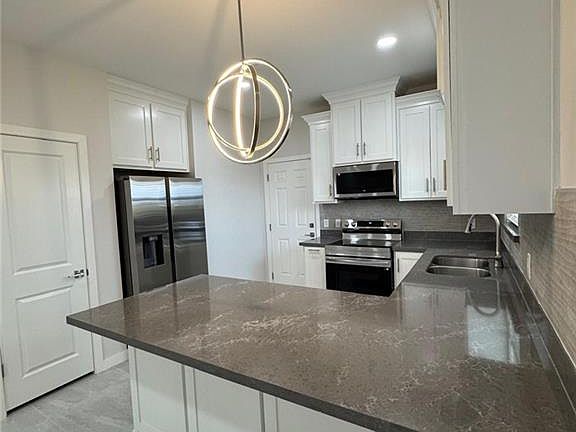 5th image of 1000 N Clarence Ave #4