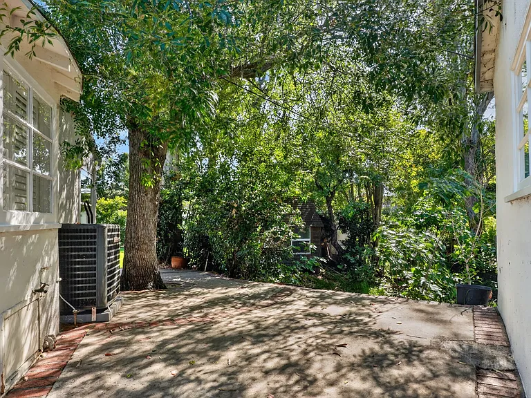 4711 Tyrone Ave — Photo 37